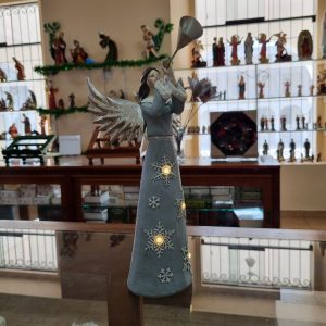 Ángel decorativo con trompeta