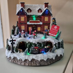 Estación de tren navideña con luz, música y movimiento