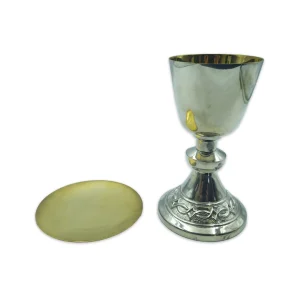 Cáliz con Patena Cincelado Enchapado en Oro y Plata